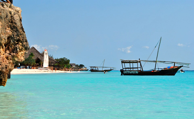 Zanzibar : mer turquoise et sable fin